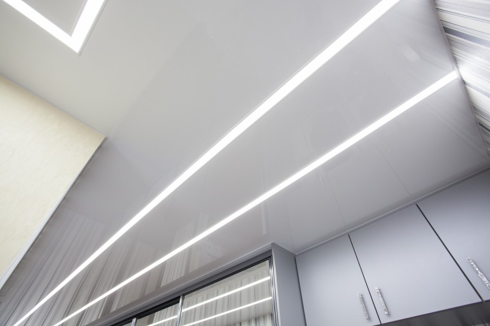 Заказать световые потолки с линией света в г. Кемерово